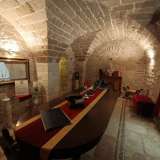 Si tratta di un palazzo del 1843, costruito su resti medievali, sede del podest� di Bitonto Serafino Santoro dal 1928 al 1938. Attraverso una serie di stanze coperte da volte a botte e a crociera arredate ancora con i mobili del XIX secolo...